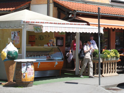 Eisdiele TopolinoClub  Der Topolino, das ist der alte kleine Fiat, "das Mäuschen" und unsere Eisdiele ist die kleine Eisbar gleich neben dem Ristorante.